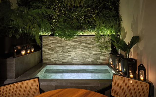 Singular Signature Residences