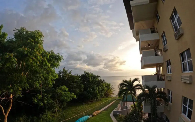 In Joyuda Beach, Apartment with Pool & Basketball Court