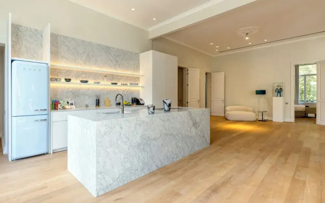 Luxurious 3-Bedroom 280sqm center