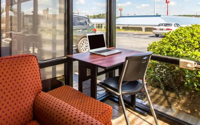 Rodeway Inn & Suites