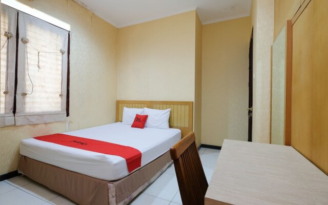 RedDoorz Plus near Simpang Lima