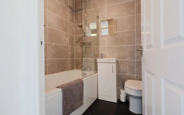 Corner House - Bright 2BD in Cheltenham