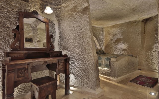 Shoestring Cave House