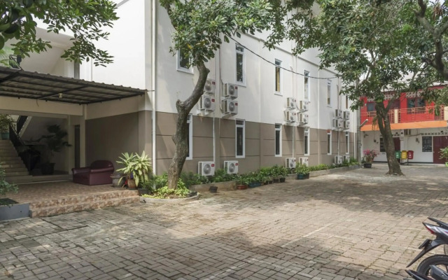 RedDoorz Plus near UPN Veteran Jakarta