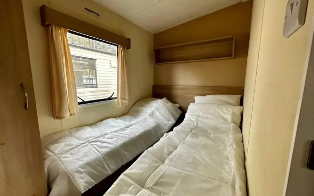 Residence With a Spacious Garden Located in a Child-friendly Park