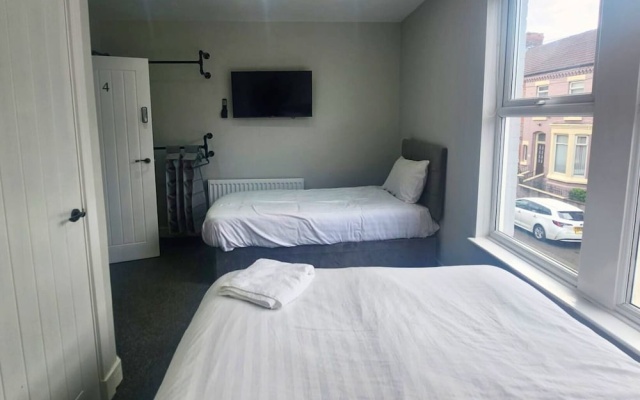 The Red Lounge Rooms Near Anfield