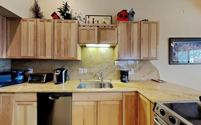 Upgraded 4 Bedrooms at 1849 Condos - Slopeside To Skiing & Mountain Biking