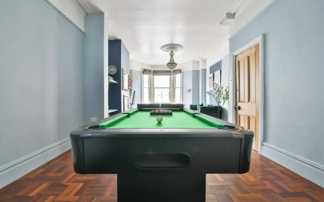 4 Bed House with Pool Table & Parking