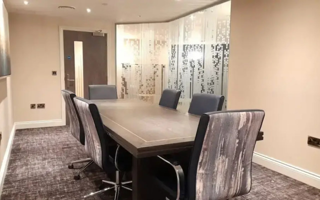 Luxury 2-bedroom Apartment in St Martin s Place BMH