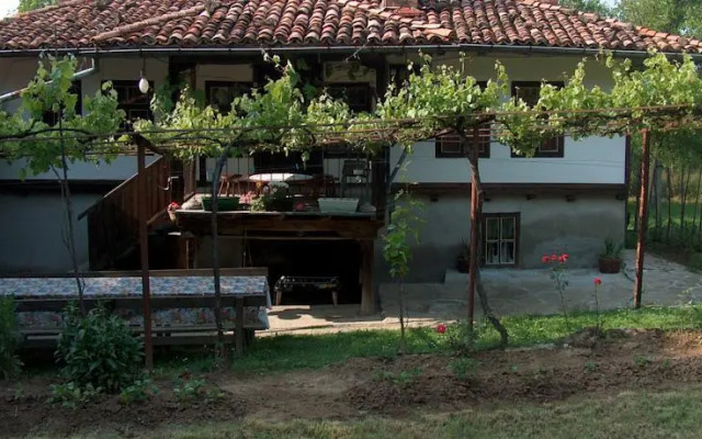 Sisters Trifonovi Guest House