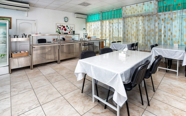 Zelyony Popugay Allama Group Guest House