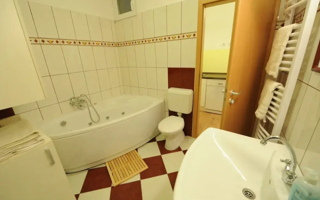 Toldi Apartments
