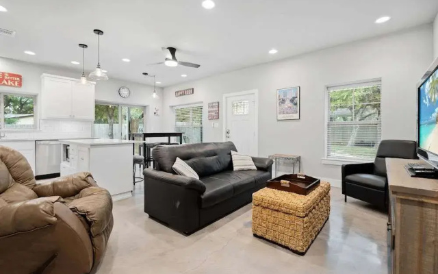 Peaceful Cottage w/ Grill Mins to Lake Travis