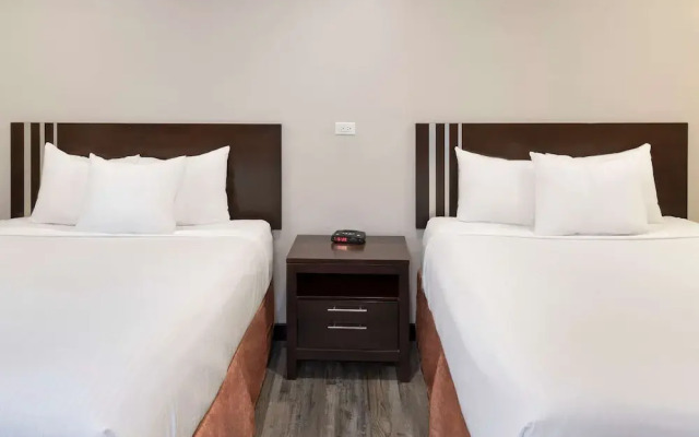 Econo Lodge Inn & Suites