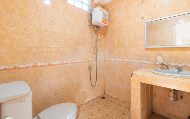 RedDoorz Syariah near Plaza Andalas Padang 2