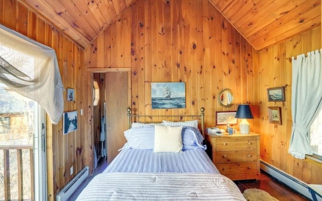 Stunning Lake & Mtn Views: Cozy Catskills Cabin!