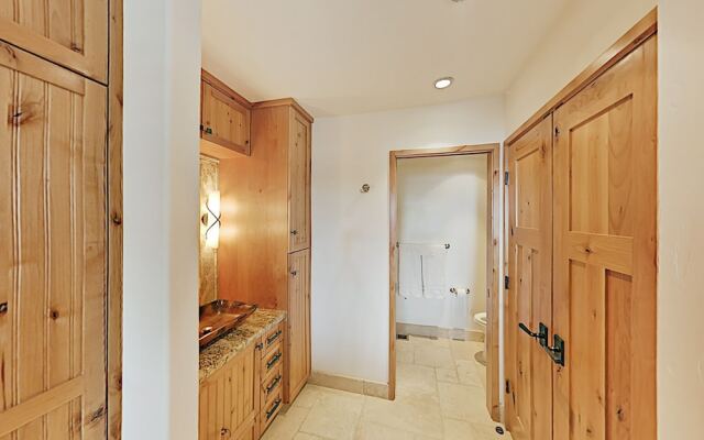 400fairg 3 Bedroom Condo