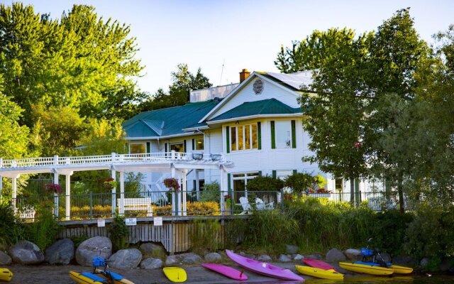 Elmhirst's Resort - On a lake