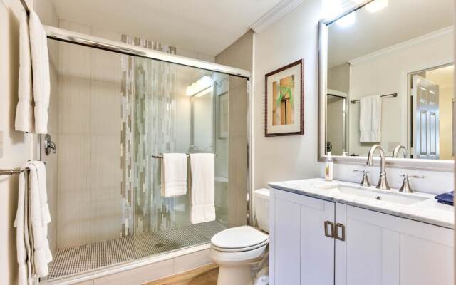 Catina Vacation Rental: Bright 2-BR Condo with Lake Views. Located in Lely Resort with Pool, Hot Tub, and Golf Access. Ideal for Golfers and Beachgoers, Minutes from Naples and Marco Island