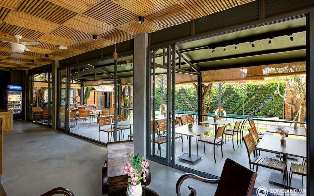 Tropical Forest Hostel & Apartments