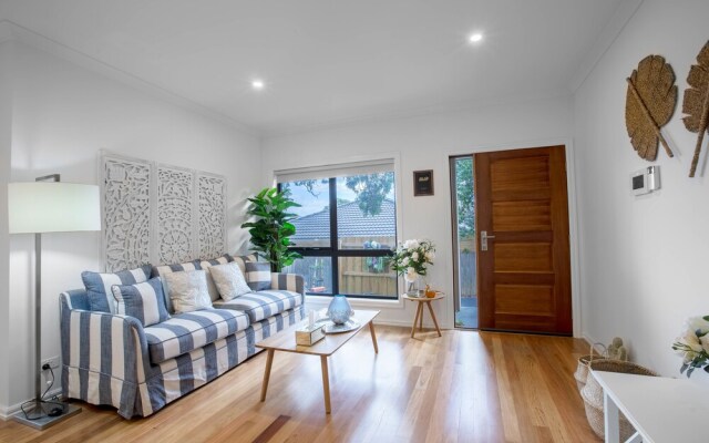 AU.JOY 3 Bed Townhouse Burwood 1