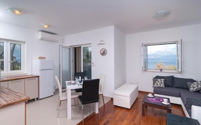 Beautiful Apartment in Sutivan With 2 Bedrooms and Wifi