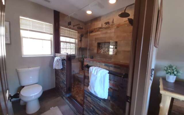 Tree Tops by HoneyBear Cabins