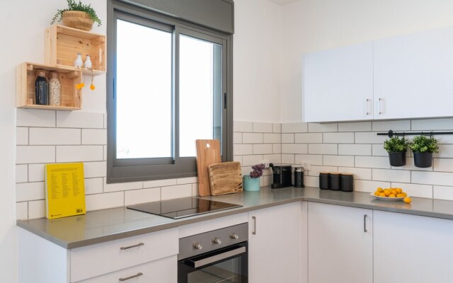 Stylish Seaside Escape with Balcony by Sea N' Rent