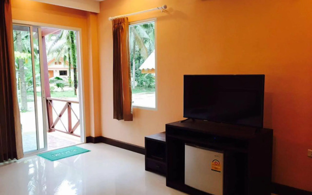 Ao Thong Beach Bungalows & Restaurant