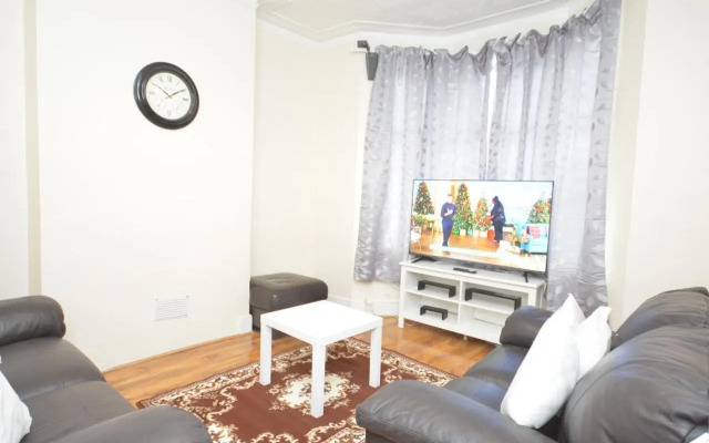 Cheerful 4 bedroom House in greater London