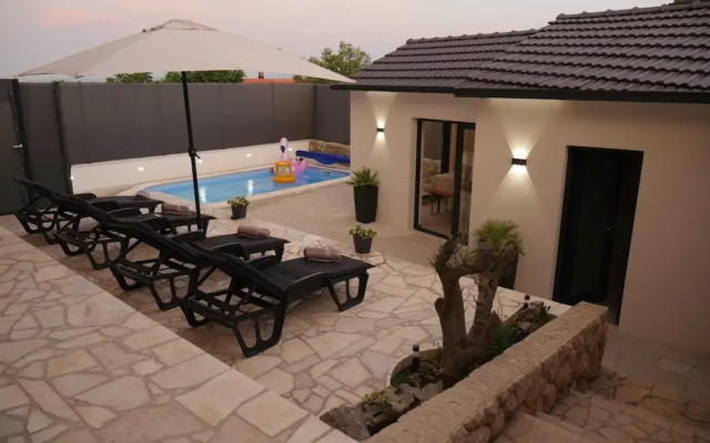 Shadesofblue M & M Sleeps 4 With Pool