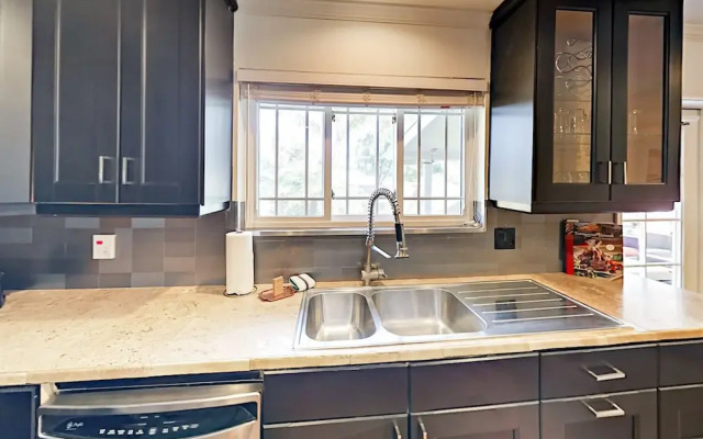 Stylish Desert Oasis - 3 Br Home