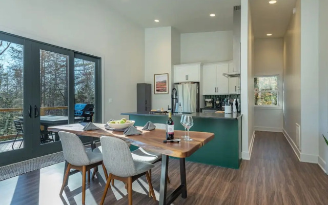 Wet Dry Sauna w Fireplace Close to Waterfalls