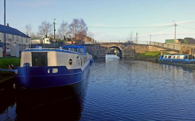 Roisin Dubh Houseboat