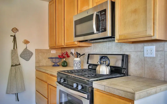 Summerland Ocean View Cottage by RedAwning