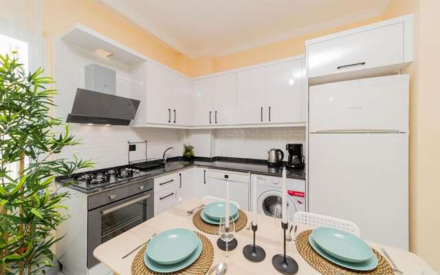 Modern Flat With Shared Pool and Balcony in Alanya