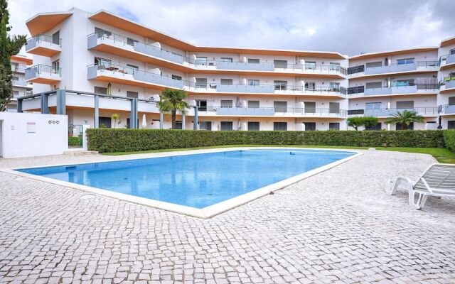 Beautiful Apartment With a Bedroom in Meia Praia and a Communal Swimming Pool