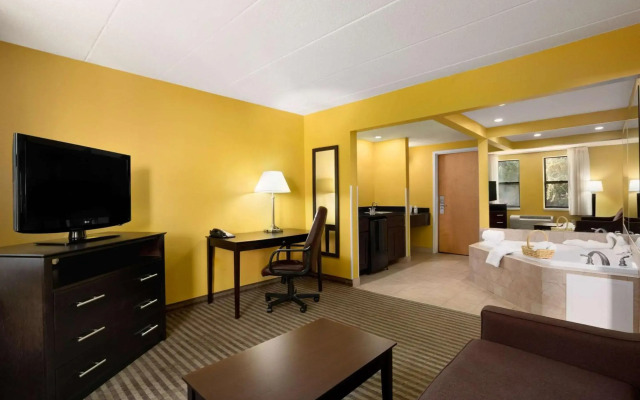 La Casa Inn & Suites - Middleboro