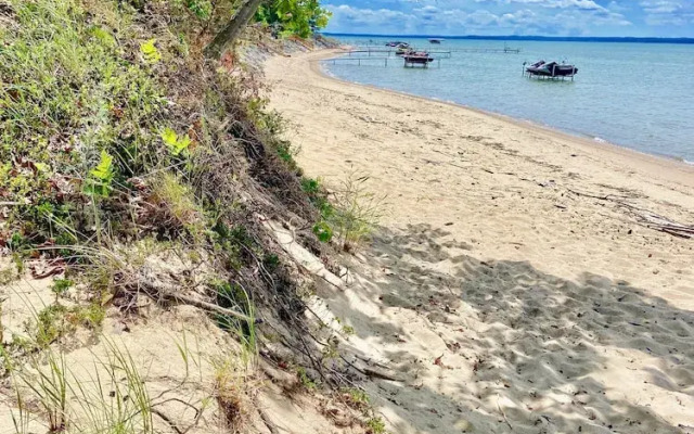 Elk Rapids Lakeshore Inn