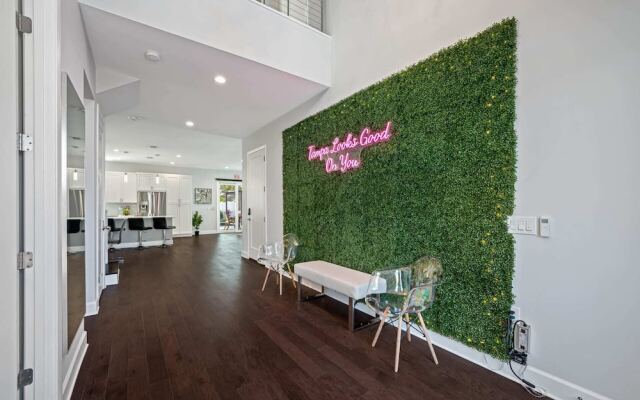 Luxury Tampa Home w/ Pool, Jacuzzi & Amenities