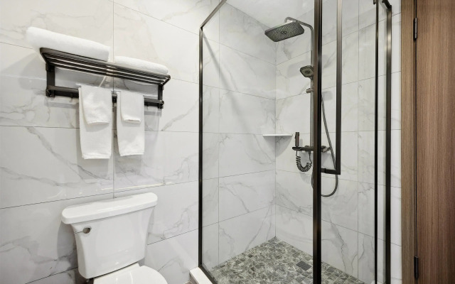 Ramada by Wyndham Flushing Queens