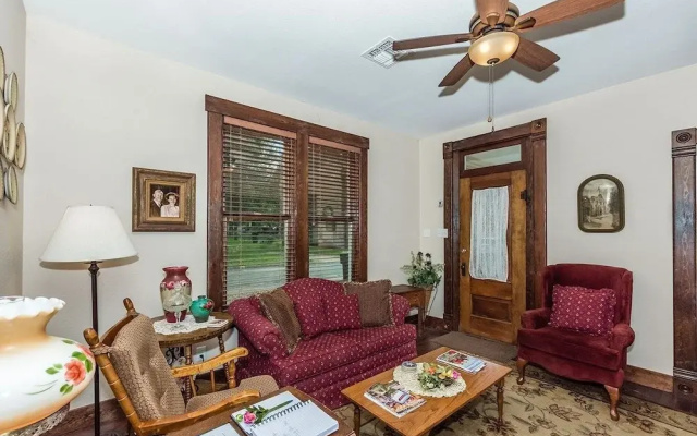 Mistletoe House 2 Bedroom Home by Redawning