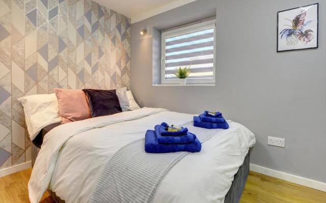 Modern 2BR House & Private Parking & Kid-friendly