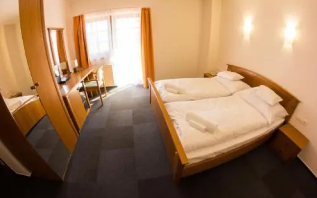 M1 Szekér Csárda Hotel és Étterem