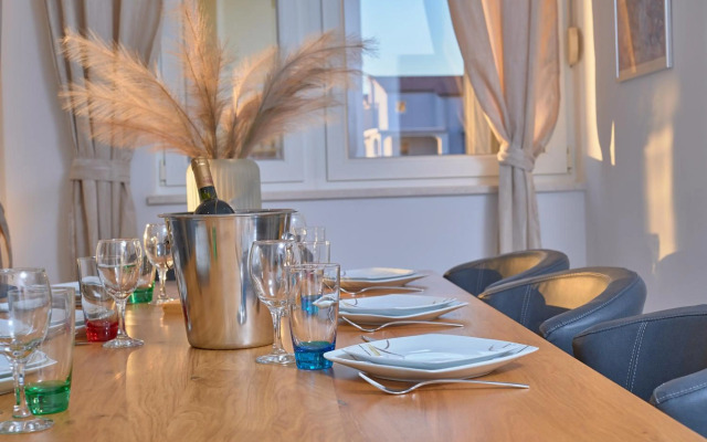 M Entire floor in a spacious house with pool