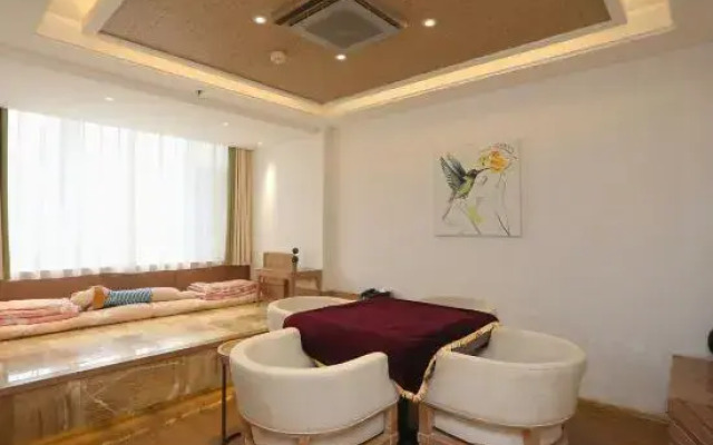 Changchun Lanhai Tangquan Business Hotel