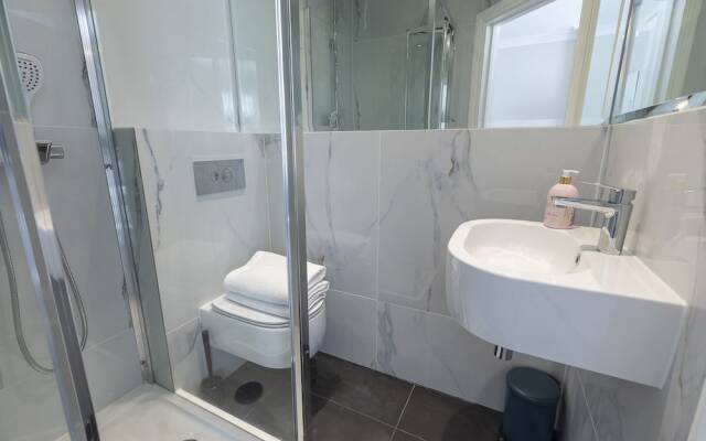 Luxurious Air Conditioned Apt High Street Kensington