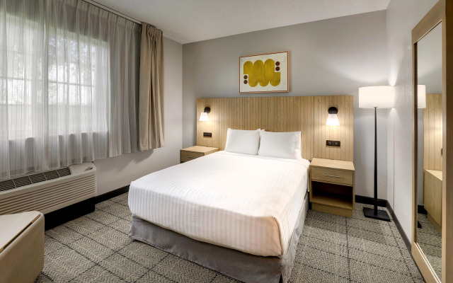 Sonesta Simply Suites Miami Airport Doral
