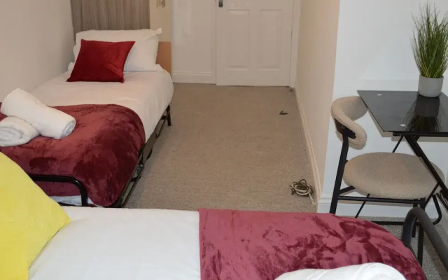Harrow/sleeps10/privategarden/3br/freeparking/wifi