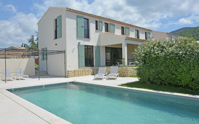 Wonderful Villa in Malaucène with Swimming Pool